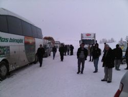 Çığ düştü, yol kapandı